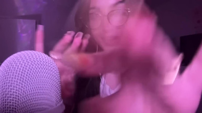 beebee ASMR - Manga Gripping, Tapping, Upclose Whispering