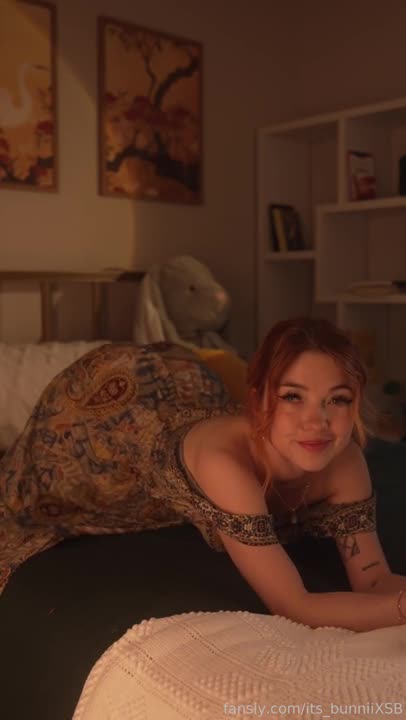 its bunnii ASMR Shaking Ass