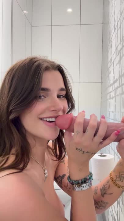 arikytsya - Wall Dildo Blowjob
