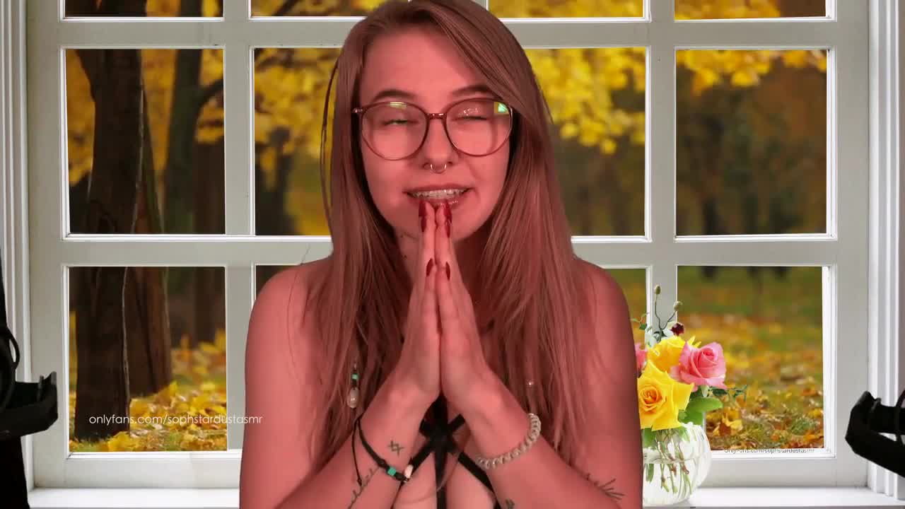 Soph Stardust - Boobs Scratching