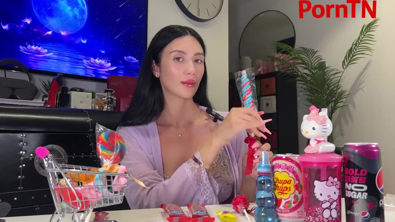 MeiLee ASMR - Beautiful Asian Sucks Lollipop