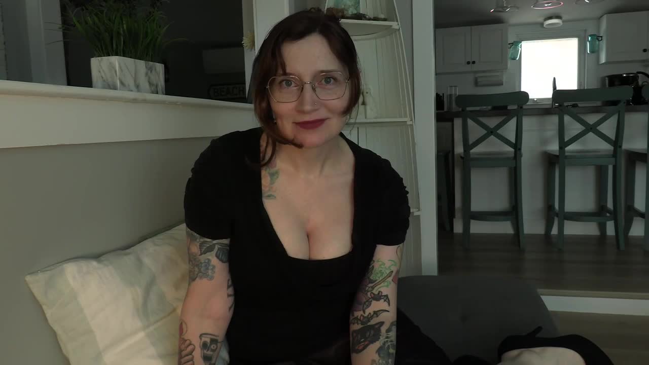 Bettie Bondage – Milky Stepmommy Helps You