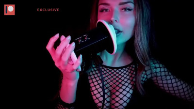 Famous Youtuber ASMR crispiest earlicking