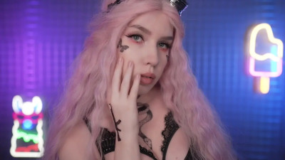 Tracing tattooed body with very crisp audio