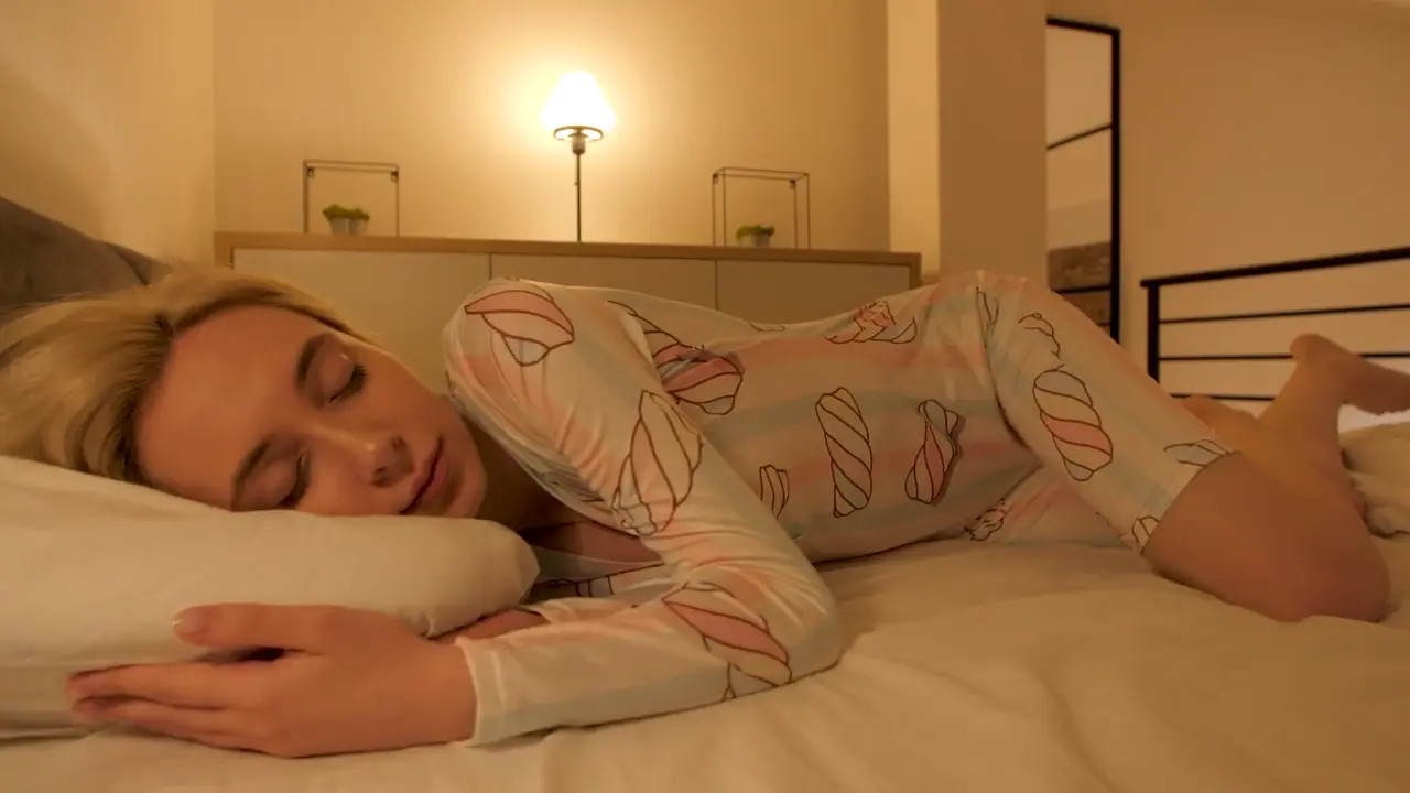 Girl wakes up and touches herself all over in silence - ASMR Porn Video & Massage XXX | Fullthot