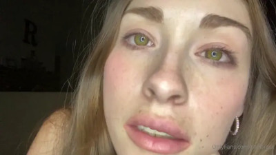 Kissing, licking fingers and pussy fingering