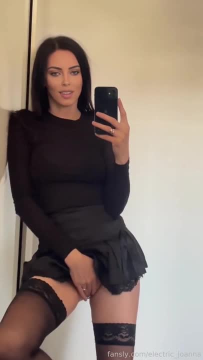 Electric Joanna - masturbating in stockings