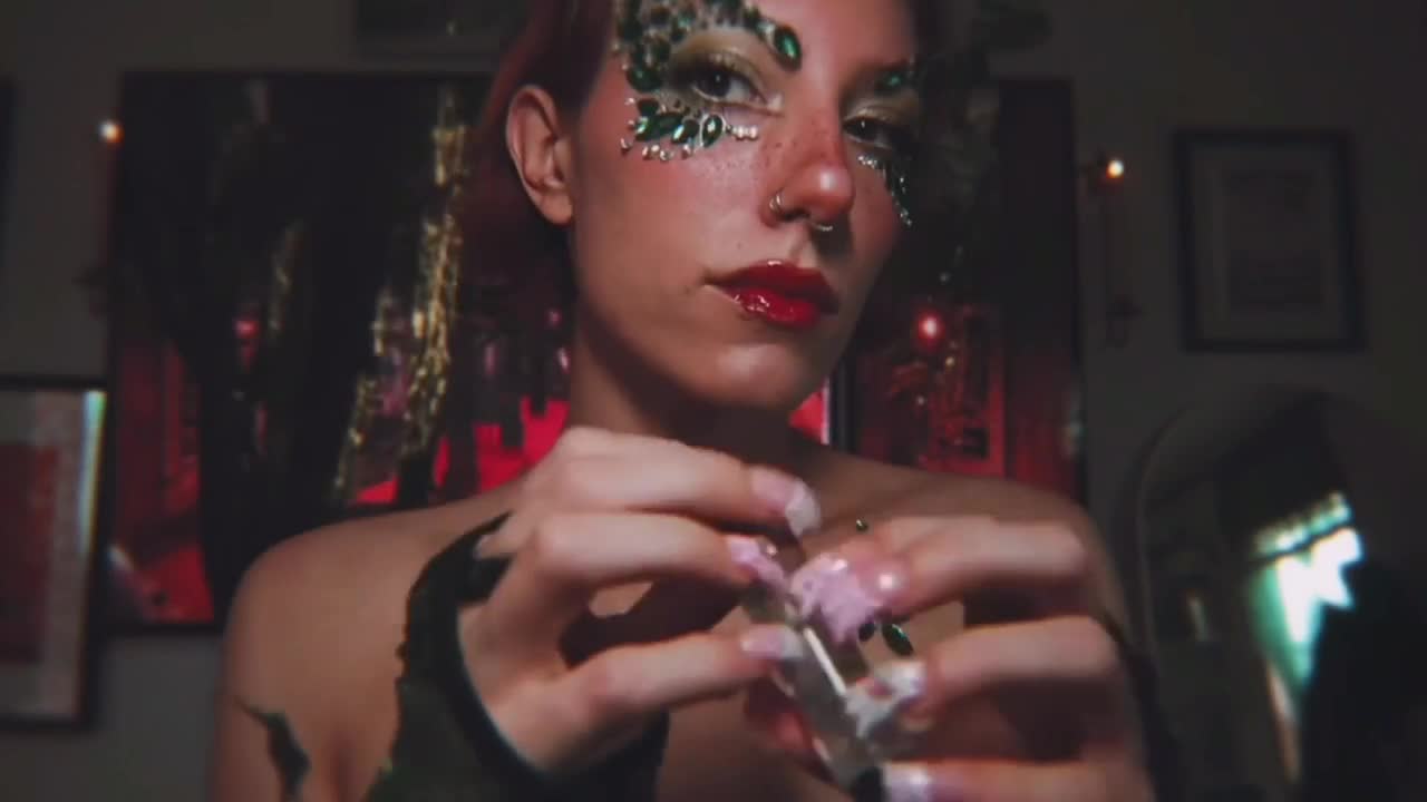 Elle Marz | Poison Ivy wants a kiss