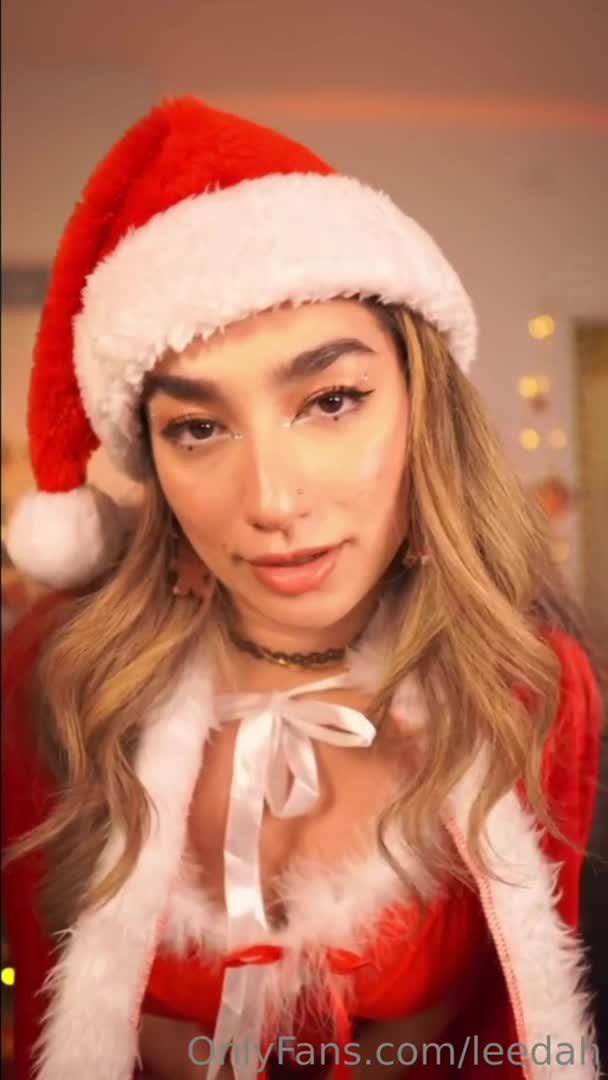 Leedah ASMR - Mommy milkers and phat ass for Christmas!