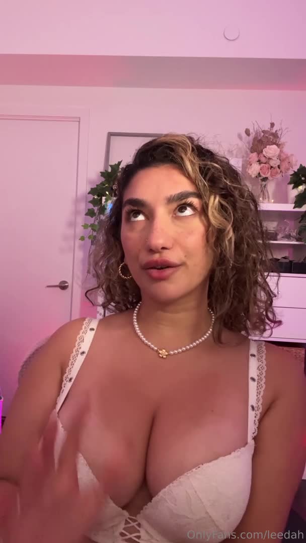 Leedah ASMR - Great titties in sexy bra pretending to be a toxic girlfriend