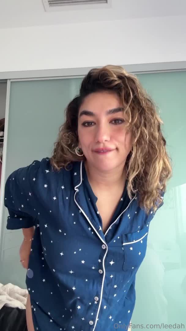 Leedah ASMR - Getting dressed (bare tits in the reflection behind her)