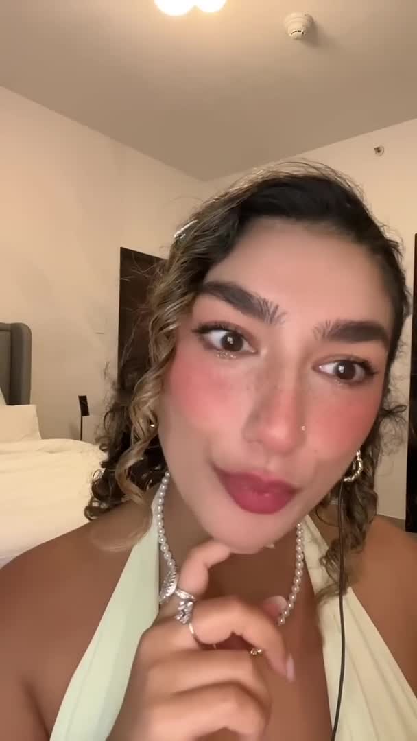 Leedah ASMR - Big loving kisses and shaking her titties