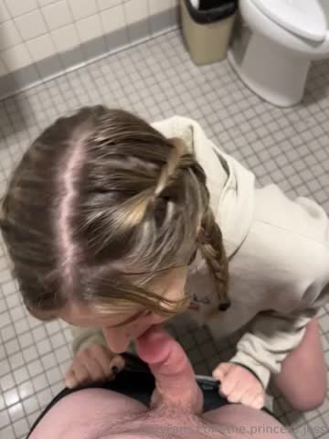 Jessnjamez Bathroom Blowjob Facialss
