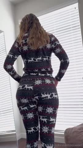 Kirstentoosweet Flaunting Pussy And Strip