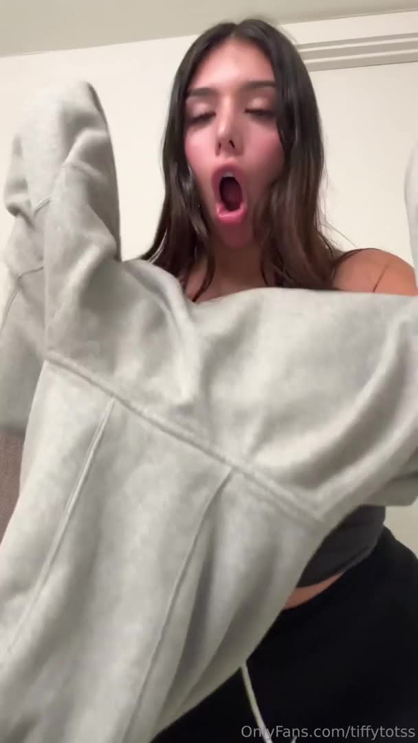 Tiffytotss Teases Her Curvy Body - Big Boobs, Seduction, Jiggly Boobs, Big Ass, Striptease, Flirting