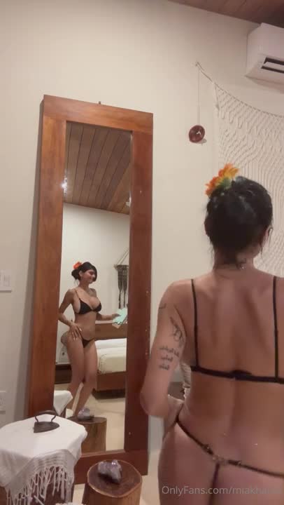 Mia Khalifa - 22 May 2026 - Shaving Her Armpits