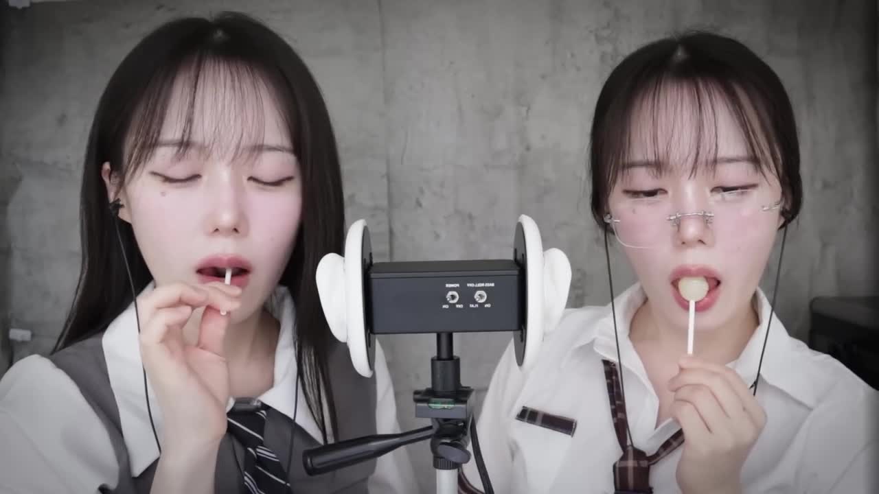 Jamonghae ASMR - 10 May 2026 - ASMR Twin Girls Eating Candy Sounds