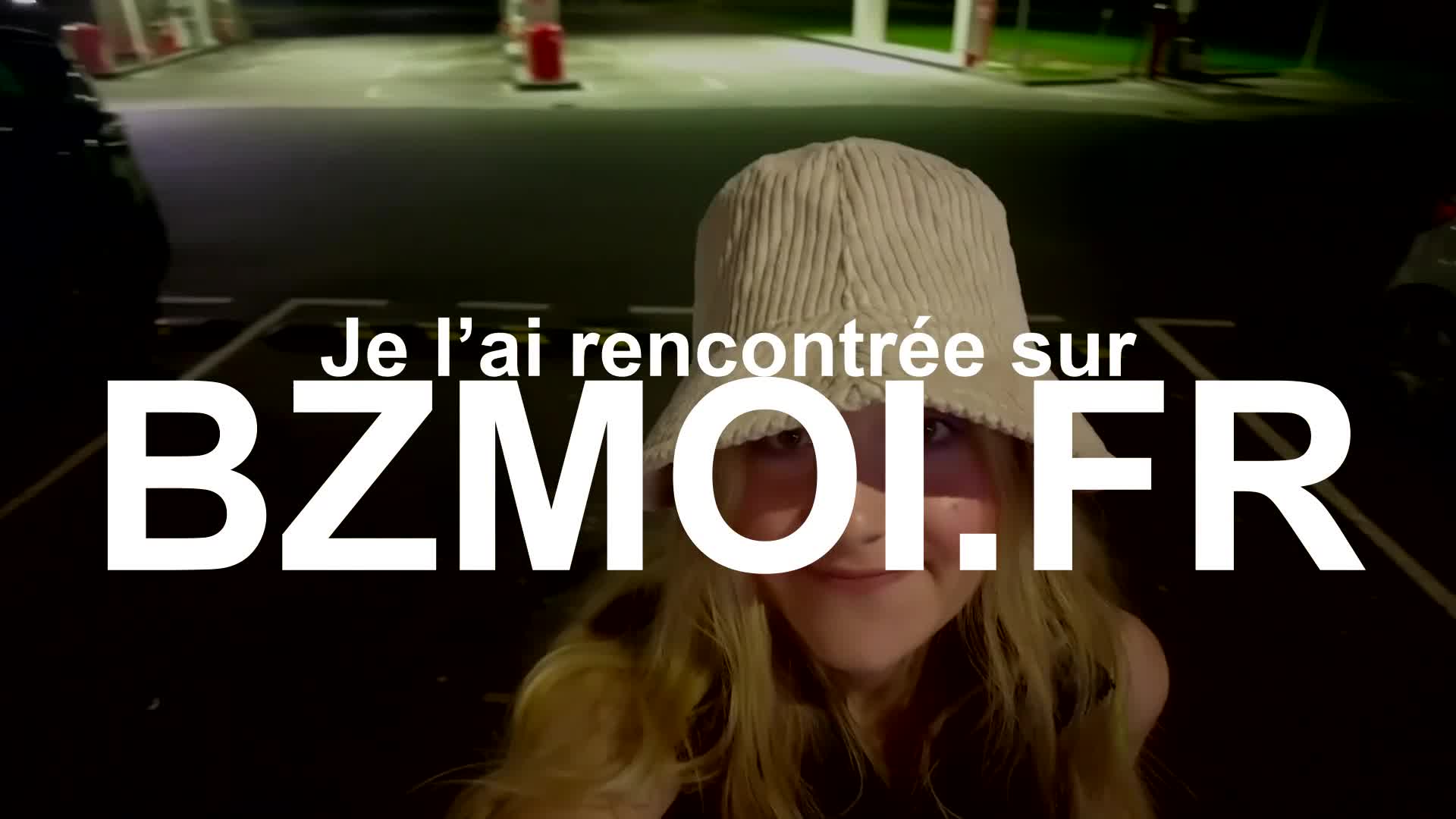 Louise fait des espiègleries sexuelles dans des toilettes publiques !