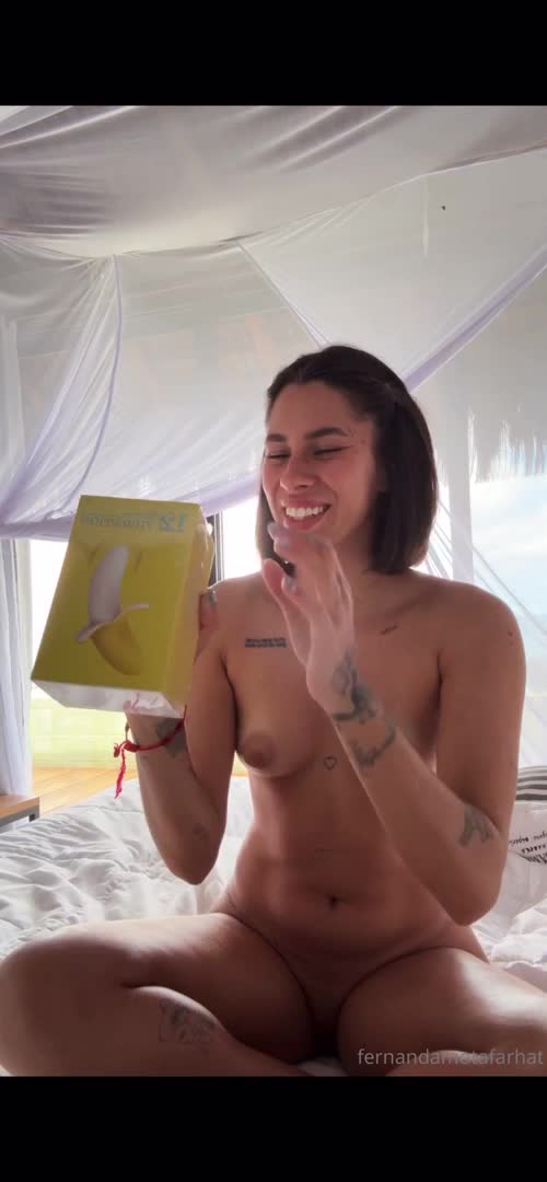 Fernanda Mota Farhat Plays With Her Banana DIldo - Masturbation - Outdoor - 4K - Solo - Latina - Sex Toy - Vibrator - Finger Painting - Toygasm - Pretty Pistachio