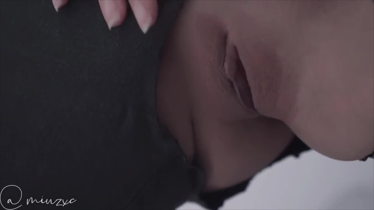 Miuzxc - Takes a dick in the ass through ripped jeans