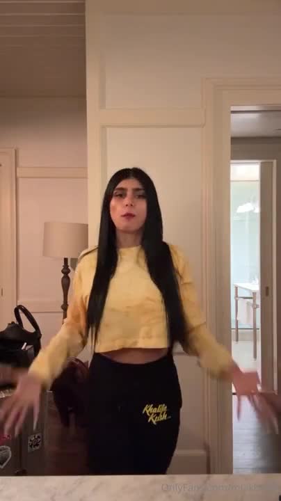 Mia Khalifa - Vlog for Feet and Tits Lovers