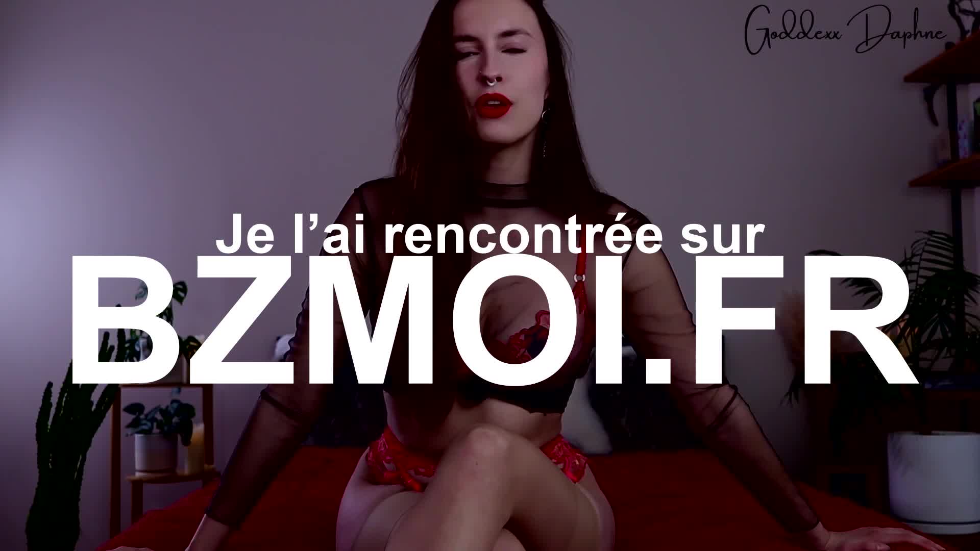 Montre d'abord son corps, puis suce la bite de son petit ami tatoué !