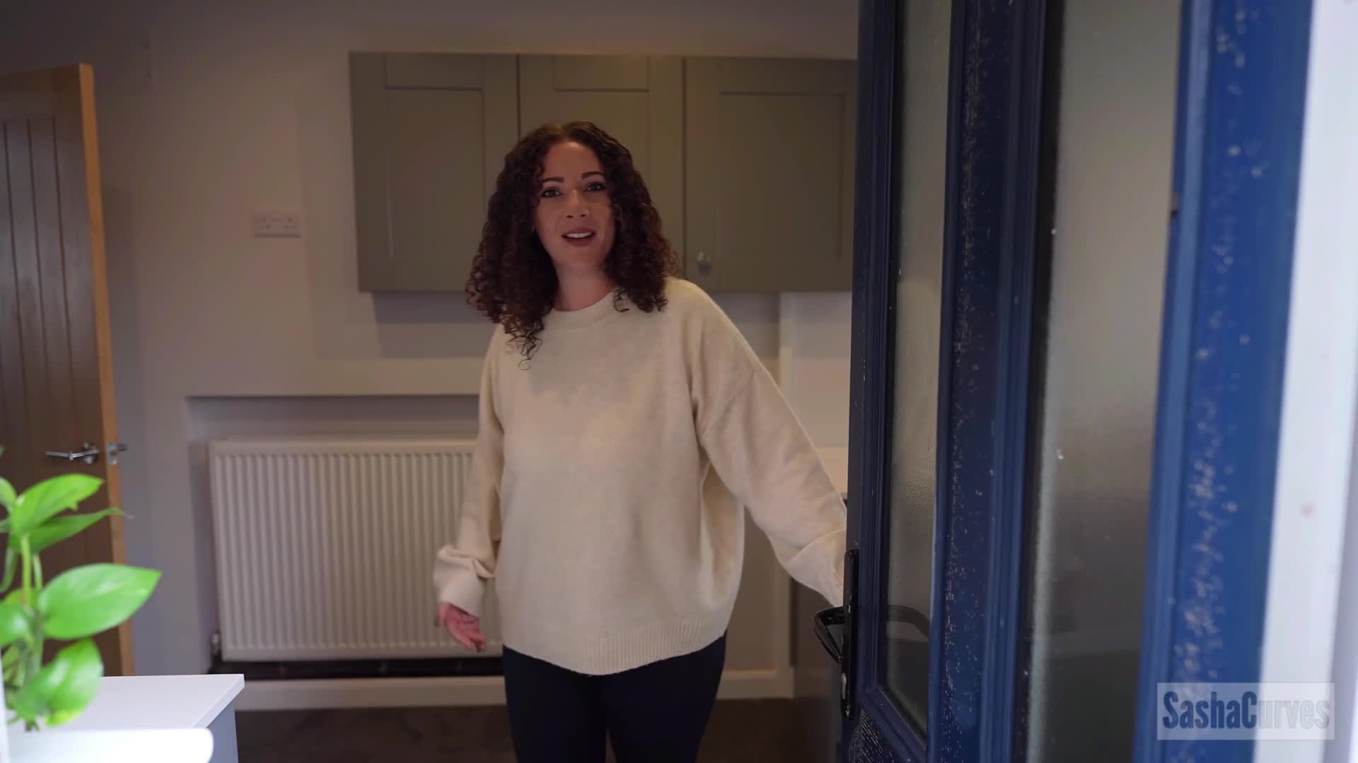Sasha Curves - Irresistible