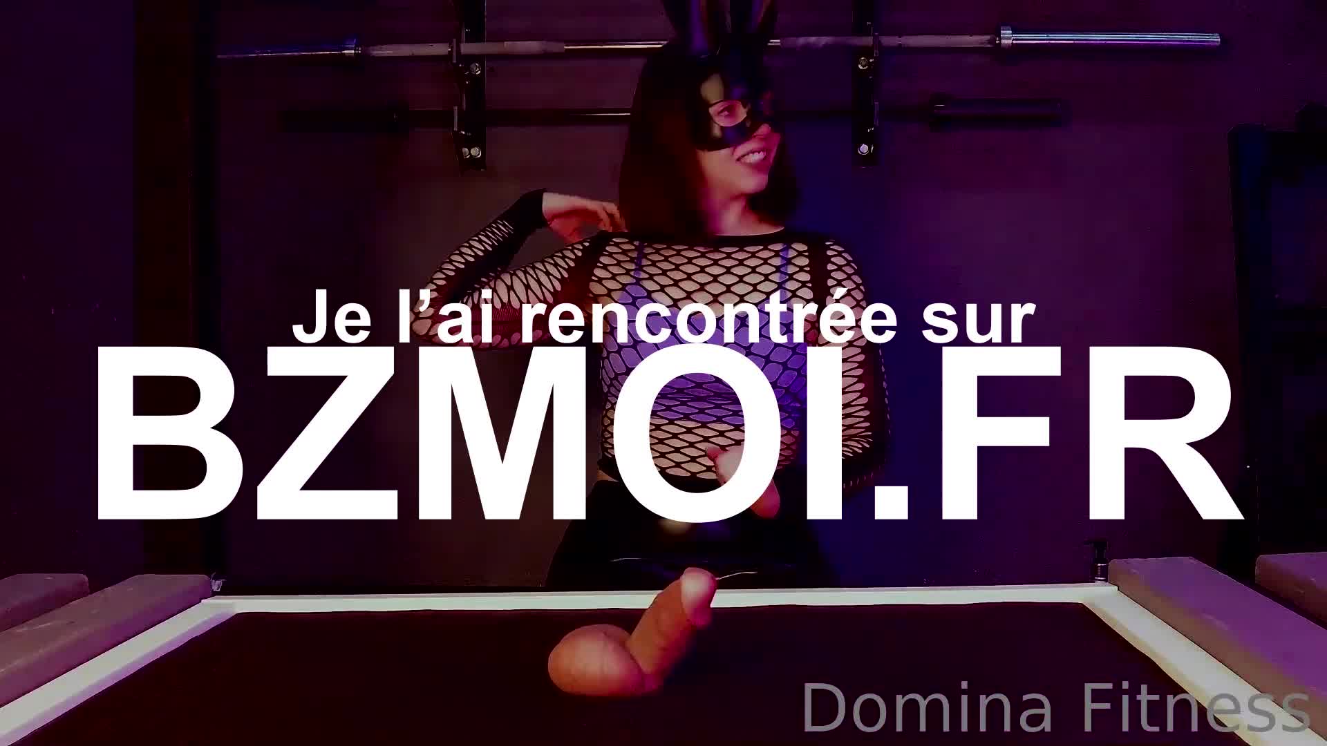 Elle veut seulement voir la bite du copain dans un trou de la table
